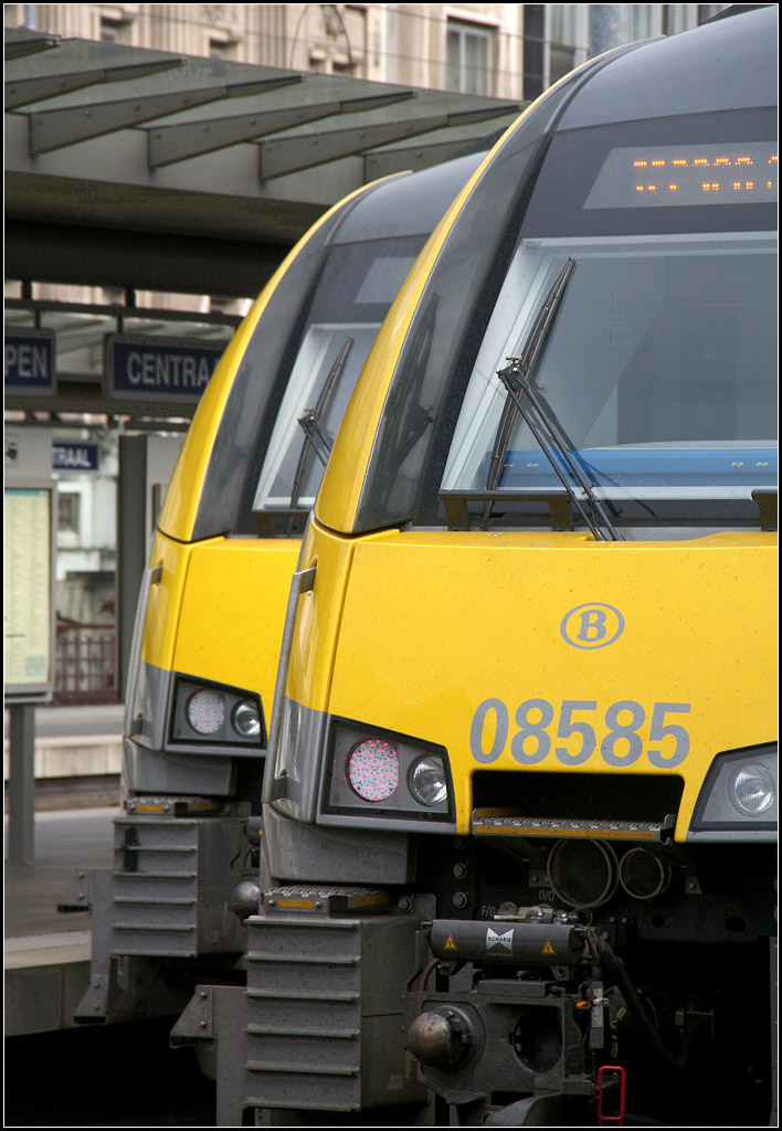 Die Doppelung, Schnittversion I -

Zwei Triebzüge vom Typ AM 08 in Antwerpen Centraal. 

24.06.2016 