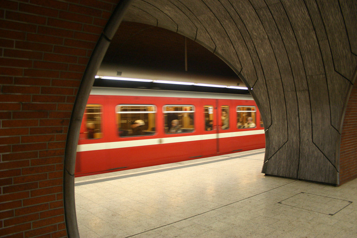 Originalaufnahme zu 'Die U-Bahn-Einfahrt' -

U-Bahn Nürnberg, Station Schweinau.

04.03.2006 