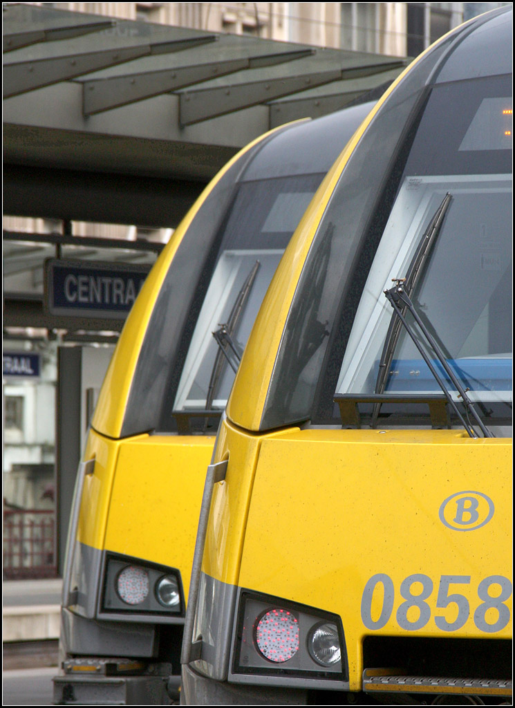 Die Doppelung, ausgewählte Version -

Zwei Triebzüge vom Typ AM 08 in Antwerpen Centraal. 

24.06.2016 