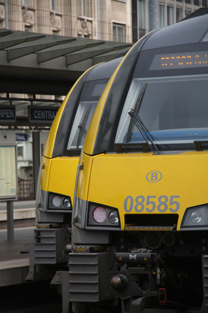 Die Doppelung, Originalaufnahme -

Zwei Triebzüge vom Typ AM 08 in Antwerpen Centraal. 

24.06.2016 